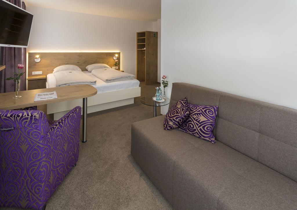 Hotel Hirsch Леонберг Екстериор снимка